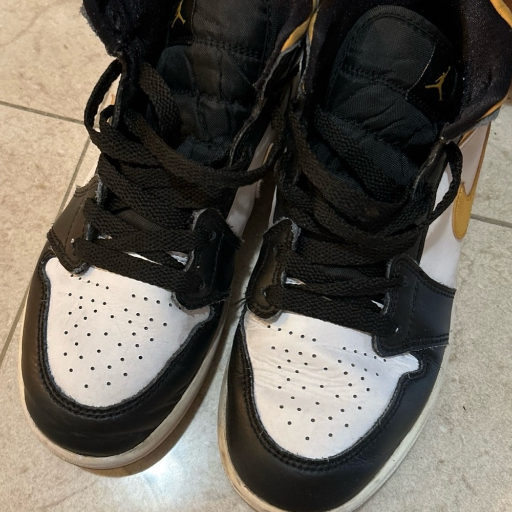 Nike Kids Sneakers Black and Gold